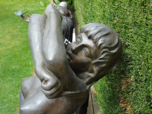 Naakte vrouw in brons die zich uitkleedt, gesigneerd, NICK, Tuin en Terras, Tuinwanddecoratie, Nieuw, Ophalen