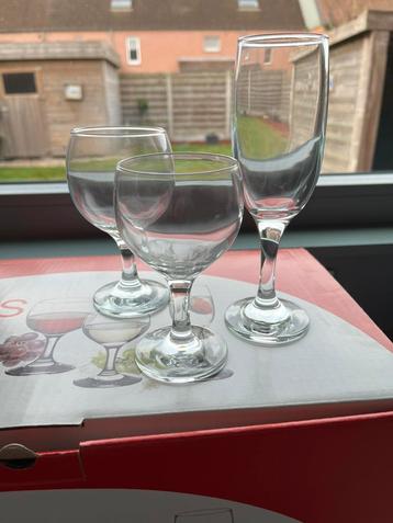 18-delige glazenset beschikbaar voor biedingen