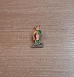 PIN - CYRANO DE BERGERAC - TONEEL - THEATRE - EDMOND ROSTAND, Collections, Envoi, Utilisé, Autres sujets/thèmes, Insigne ou Pin's