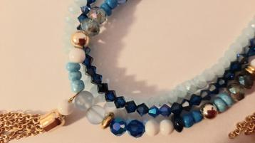 Te koop: Mooi blauwe armbandje met goudkleurige details.