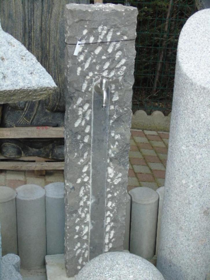 ruwe en gladde blauwe stenen meerpaal + kraan!, Tuin en Terras, Waterpartijen en Fonteinen, Nieuw, Fontein, Hardsteen, Ophalen