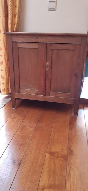 houten kastje beschikbaar voor biedingen