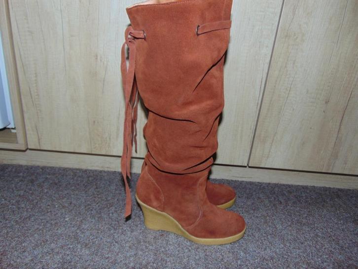 Laarzen in suede in zeer goede staat, Kleding | Dames, Schoenen, Gedragen, Hoge laarzen, Bruin, Ophalen of Verzenden