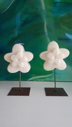 2 grote decoratieve kaarsen op metalen staander / bloem /, Wit, Nieuw, Ophalen of Verzenden, Metaal