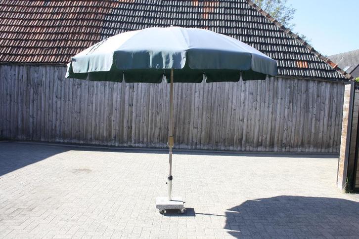 Groen-witte tuinparaplu met mobiele parasolvoet, Tuin en Terras, Tuinsets en Loungesets, Gebruikt, Tuinset, Kunststof, Ophalen