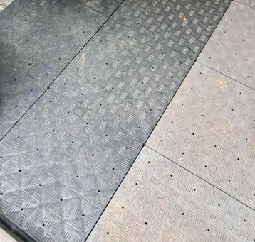 8 harde kunststof vloertegels Afmetingen 50x50x5 (2 m2) beschikbaar voor biedingen