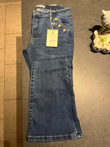 Schitterende T42-jeans met parelwitte knopen op de zak beschikbaar voor biedingen