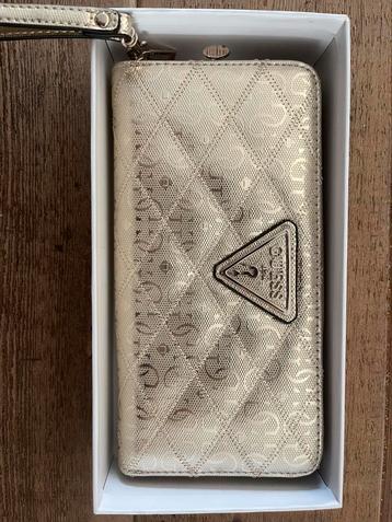 Guess pochette beschikbaar voor biedingen