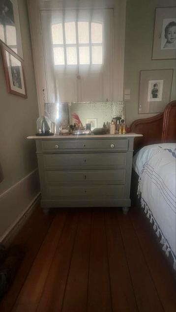 Charmant beschilderd houten dressoir beschikbaar voor biedingen