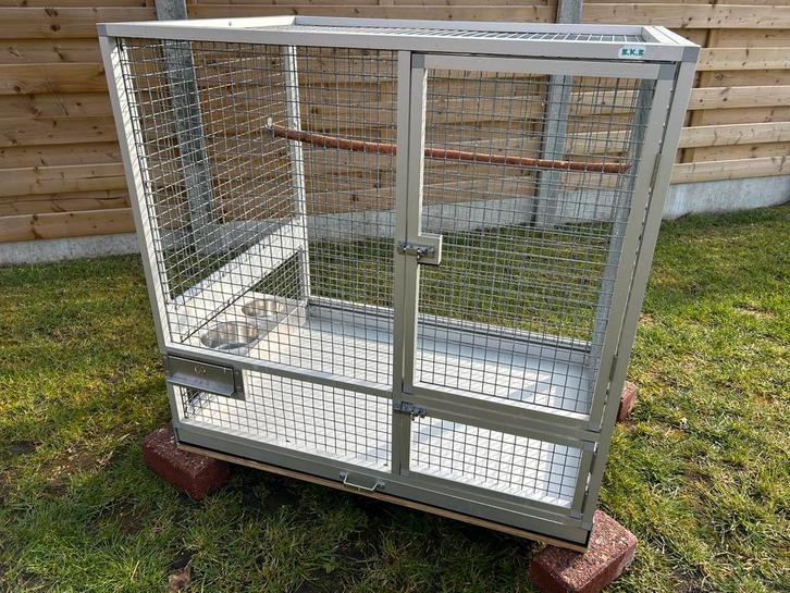 Mooie papegaaienkooi in degelijke uitvoering, Dieren en Toebehoren, Vogels | Hokken en Kooien, Zo goed als nieuw, Ophalen