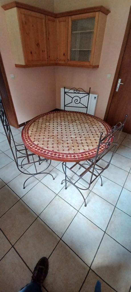 Table ronde en mosaïque avec chaises en fer forgé, Antiquités & Art, Antiquités | Meubles | Tables, Enlèvement