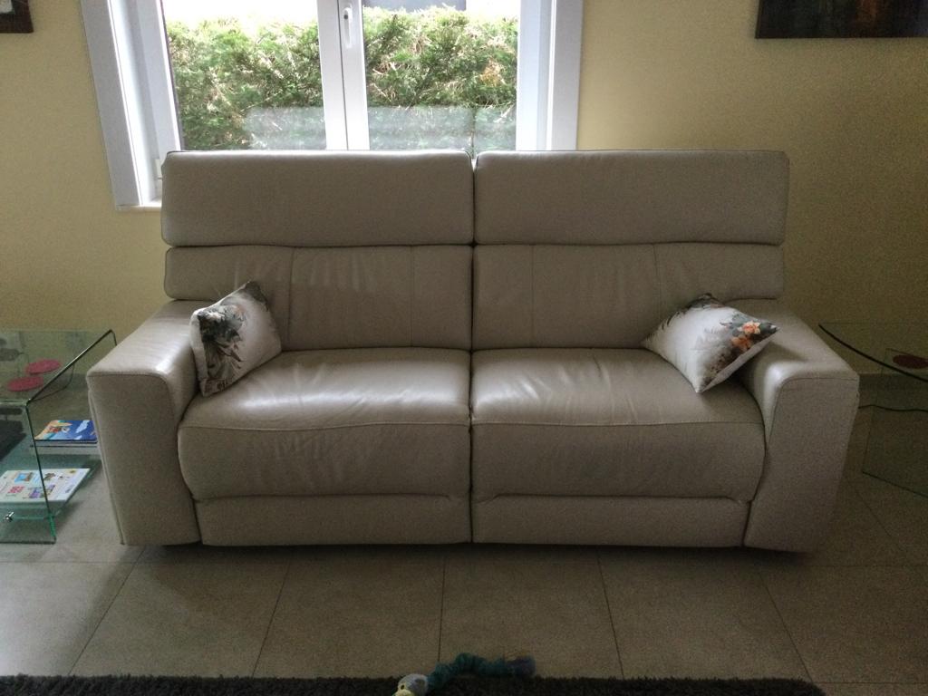 Canapé cuir 3 places comme neuf .Electrique, Moins de 150 cm, Banc droit, Comme neuf, Enlèvement
