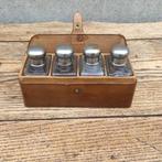 Lederen etui/reisset met 4 parfumflesjes, Antiek en Kunst, Ophalen of Verzenden