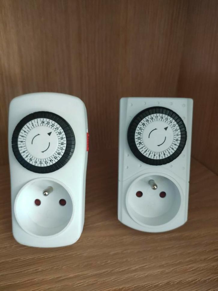 Lot de 2 minuteurs mécaniques sur prise, Bricolage & Construction, Électricité & Câbles, Enlèvement ou Envoi