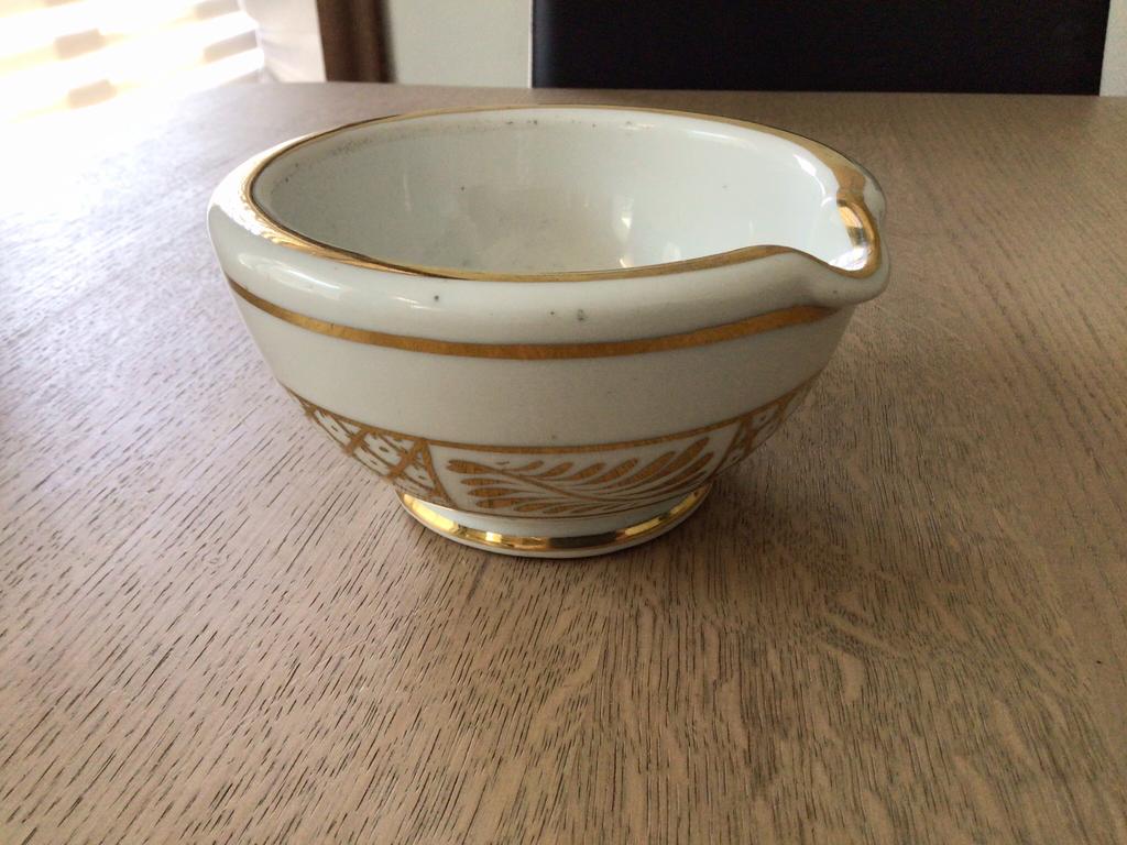 Bol en porcelaine antique avec accent doré et bec verseur, Antiquités & Art, Enlèvement ou Envoi