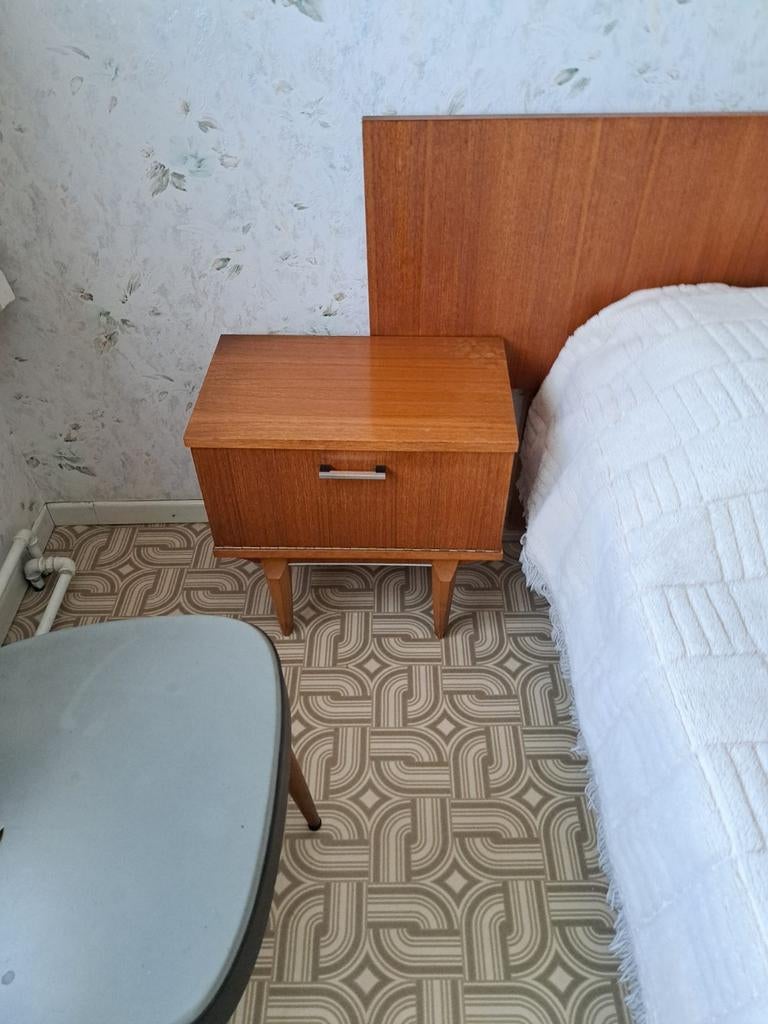 Vintage nachtkastjes 2x ook bed is te koop, Ophalen