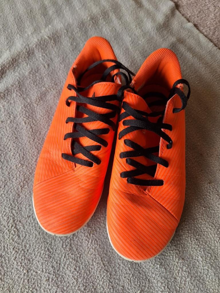 Chaussures de football en salle taille 35 (Adidas), Sports & Fitness, Enlèvement ou Envoi