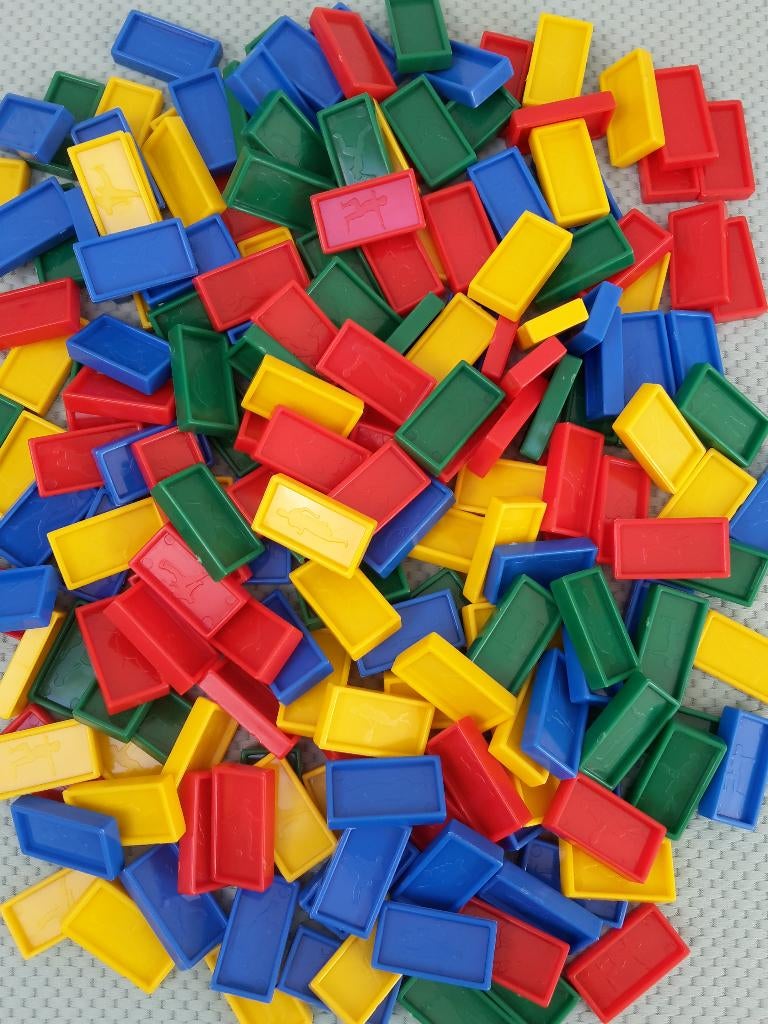 Set van net geen 200 domino stenen, met sportafbeeldingen, Ophalen of Verzenden, Zo goed als nieuw, Bouwen