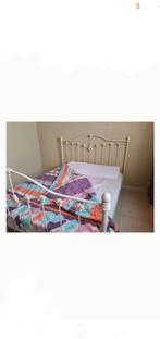 Lit complet en métal avec matelas 160x200, Maison & Meubles, Chambre à coucher | Lits boxsprings, Enlèvement, Crème, 200 cm