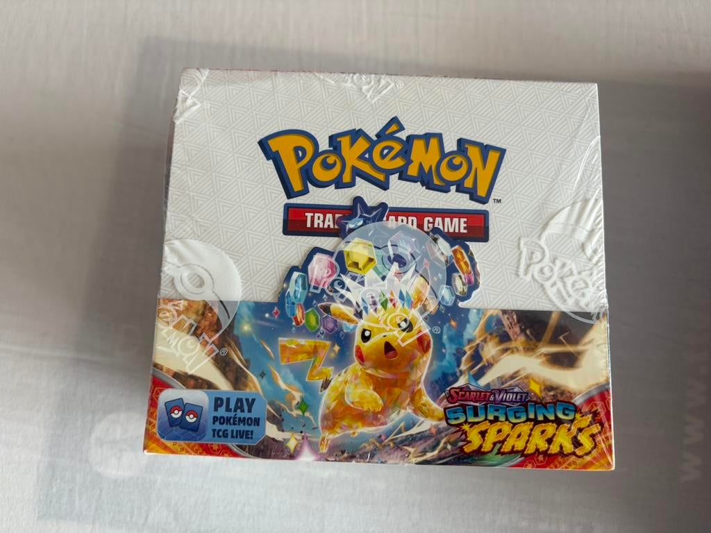 Boite d'amplification Pokémon Surging Sparks scellée, Enlèvement ou Envoi, Neuf, Booster box, Foil
