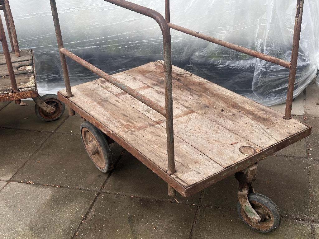 Bijzondere antieke karren uit meubelindustrie, Ophalen, Gebruikt, Meerkleurig, Metaal