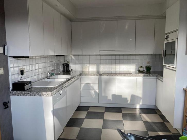 Heel nette keuken met recente toestellen, Maison & Meubles, Cuisine | Cuisines complètes, Comme neuf, Cuisine en U, Blanc, Granit ou Pierre