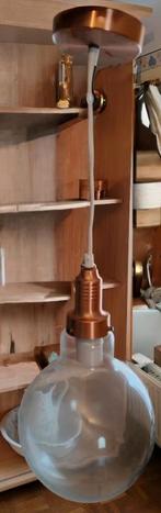 hanglamp in koperen stijl en glazen bol (2 x), Ophalen, Zo goed als nieuw, Glas