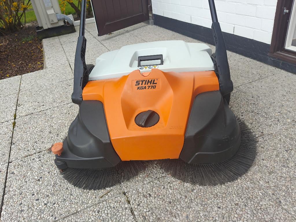 Veegmachine Stihl KGA 770 perfecte staat, Tuin en Terras, Hand-tuingereedschap, Ophalen, Zo goed als nieuw, Bezem, Stihl