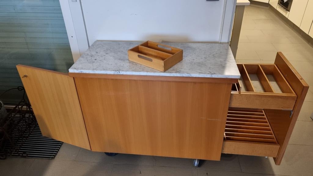 Bestek kast met marmeren blad, Ophalen