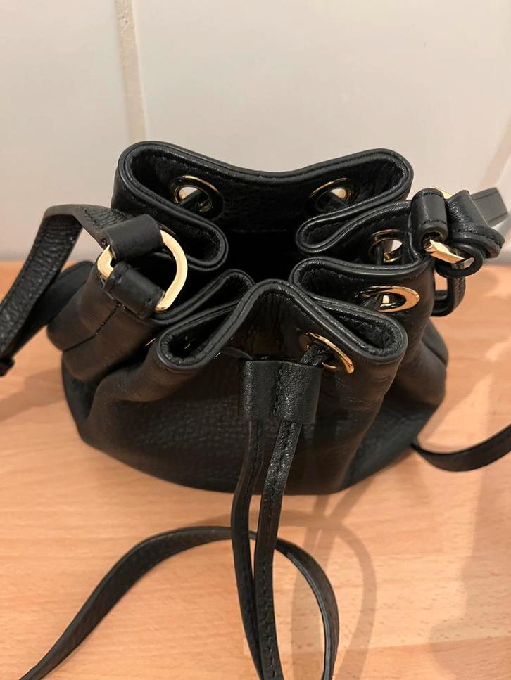 Michael kors crossbody met trekkoord in leder, Handtassen en Accessoires, Tassen | Damestassen, Nieuw, Schoudertasje, Zwart, Ophalen