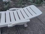 twee witte plastic ligstoelen, Tuin en Terras, Ligbedden, Ophalen, Gebruikt, Plastic, Verstelbaar