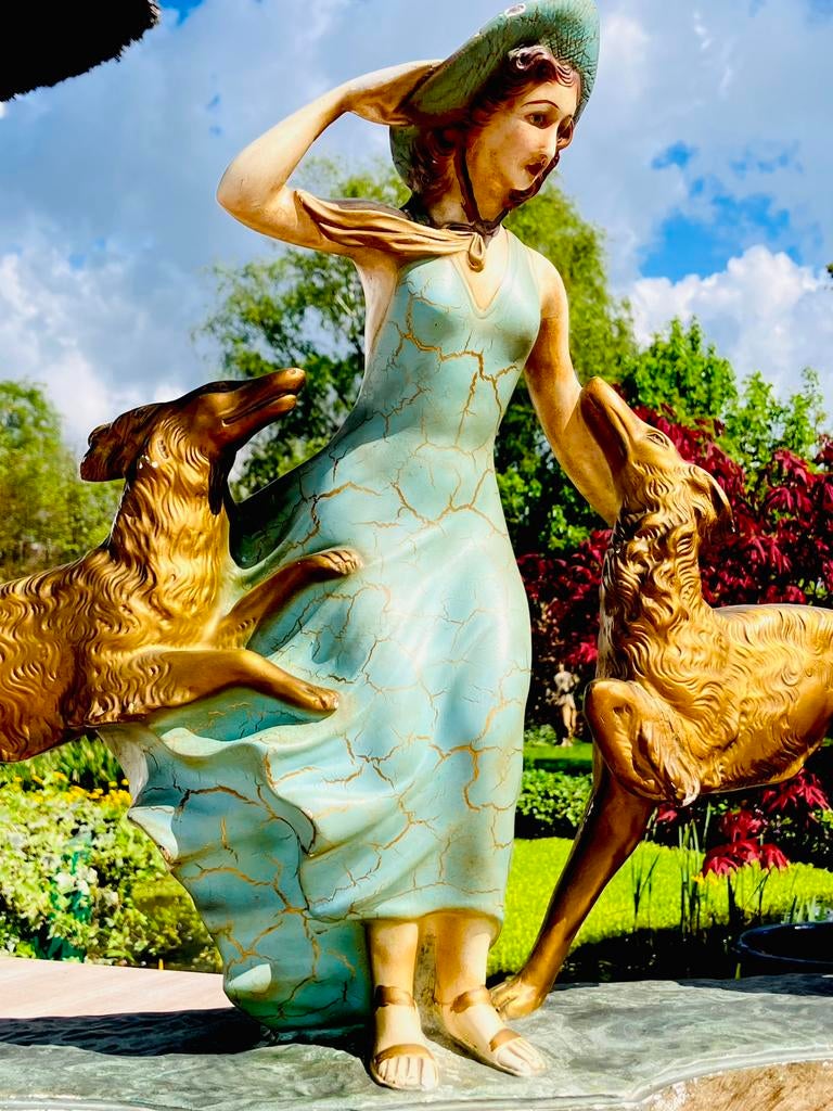 Groot art-deco schouwbeeld vrouw met windhonden, Antiquités & Art, Art | Sculptures & Bois, Femme, Enlèvement ou Envoi