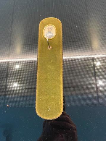 Decoratie , in fluweel , voor borstel op te hangen beschikbaar voor biedingen
