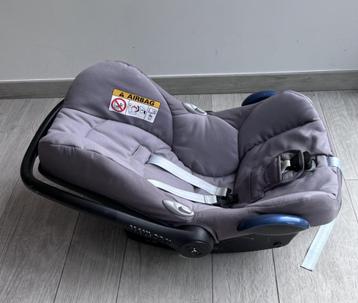Maxi Cosi Pebble + Familyfix3 + regenhoes  beschikbaar voor biedingen