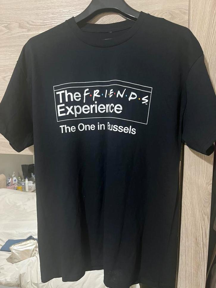 T-shirt FRIENDS Experience – “The One in Brussels”, Kleding | Heren, T-shirts, Zo goed als nieuw, Maat 52/54 (L), Zwart, Ophalen of Verzenden