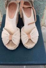 Prachtige Tommy Hilfiger sleehakken, Kleding | Dames, Schoenen, Beige, Ophalen of Verzenden, Zo goed als nieuw, Pumps