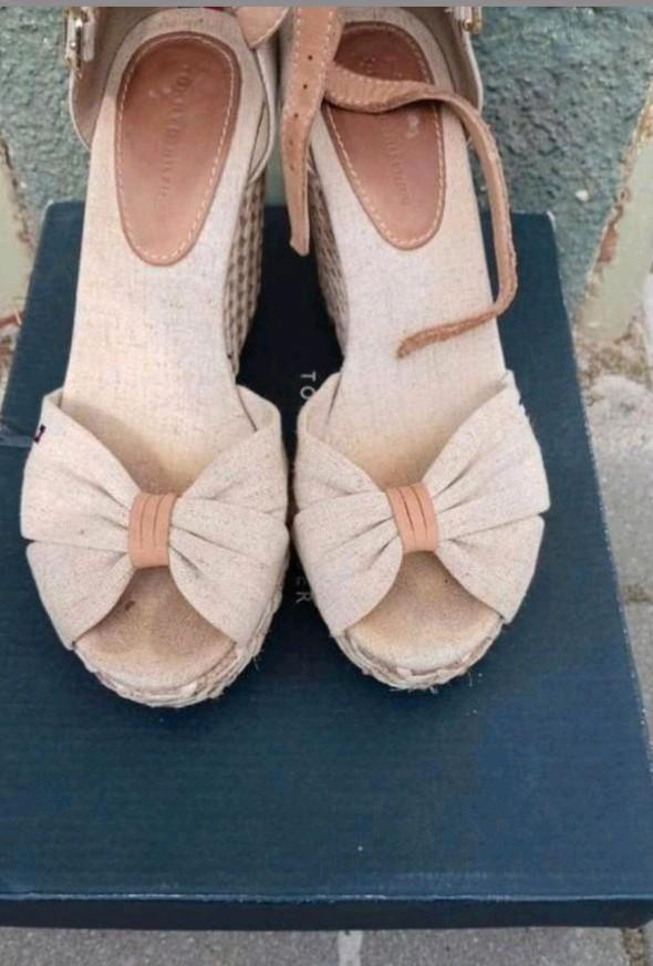 Prachtige Tommy Hilfiger sleehakken, Kleding | Dames, Schoenen, Zo goed als nieuw, Pumps, Beige, Ophalen of Verzenden