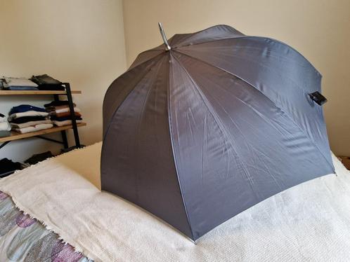 Stevige grote paraplu – diameter 125 cm, Handtassen en Accessoires, Paraplu's, Zo goed als nieuw, Zwart, Ophalen