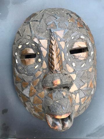 Masque africain rond en bois ancien