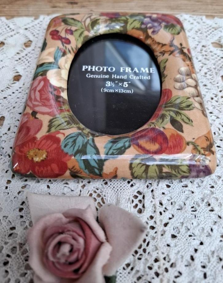 Vintage staand fotolijstje voor foto 9 cm x 13 cm, Antiek en Kunst, Curiosa en Brocante, Ophalen of Verzenden