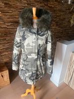 Winterjas met cap, camouflage print kaki met beige 36, Kleding | Dames, Ophalen of Verzenden, Zo goed als nieuw