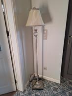 Landelijke staanlamp met zilverkleurige voet en beige kap, Ophalen, 100 tot 150 cm, Glas, Landelijk