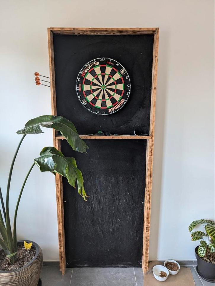 Dartblok met toebehoren, Sport en Fitness, Darts, Zo goed als nieuw, Pijlen, Ophalen