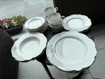Compleet servies Mathilde M. Glazen en Borden beschikbaar voor biedingen