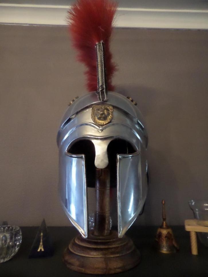 Spartaanse helm met zwaard en staander voor helm, Verzamelen, Militaria | Tweede Wereldoorlog, Overige soorten, Overige typen