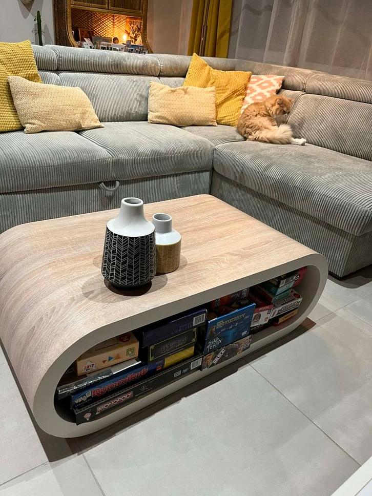 Table design blanc bois arrondie, Antiquités & Art, Antiquités | Meubles | Tables, Enlèvement