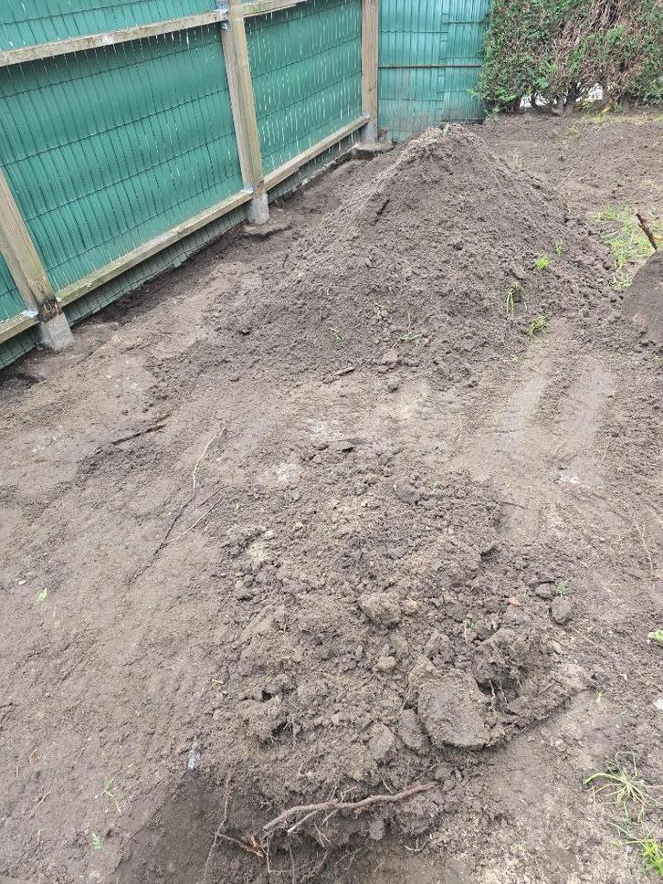 GROTE HOEVEELHEID AARDE  -- GRATIS  te Sint Andries, Tuin en Terras, Aarde en Mest, Tuinaarde, Ophalen