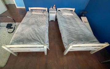 Twee eenpersoonsbedden met nachtkastje beschikbaar voor biedingen