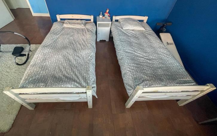 Twee eenpersoonsbedden met nachtkastje, Huis en Inrichting, Slaapkamer | Bedden, Gebruikt, Eenpersoons, 100 cm, 200 cm, Hout, Wit