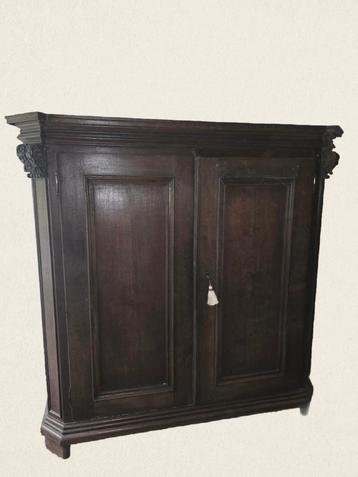18e-eeuwse eikenhouten linnenkast met houtsnijwerk (ca. 1700 beschikbaar voor biedingen